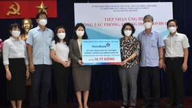 Chủ tịch Ủy ban MTTQ Việt Nam TPHCM Tô Thị Bích Châu tiếp nhận bảng tượng trưng ủng hộ Quỹ phòng chống dịch Covid-19 của Ngân hàng Vietinbank thông qua Quỹ “Chung một tấm lòng” của Đài Truyền hình TPHCM