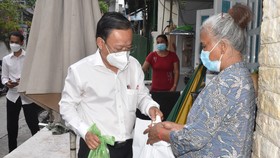 Trưởng Ban Dân vận Thành ủy TPHCM Nguyễn Hữu Hiệp tặng quà một số hộ dân đồng bào dân tộc có hoàn cảnh khó khăn ở quận Tân Bình. Ảnh: ĐÌNH LÝ