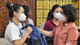 Chủ tịch Ủy ban MTTQ Việt Nam TPHCM Tô Thị Bích Châu cùng các đại biểu tặng quà cho các tình nguyện viên.