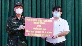 Phó Chủ tịch Ủy ban MTTQ Việt Nam TPHCM Ngô Thanh Sơn tiếp nhận bảng tượng trưng ủng hộ nông sản của tỉnh Tuyên Quang