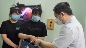 Phó Chủ tịch UBND TPHCM Dương Anh Đức thăm tặng quà trẻ mô côi do ba, mẹ mất vì Covid-19