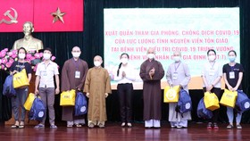 Tặng quà động viên các tình nguyện viên tôn giáo tham gia tuyến đầu chống dịch