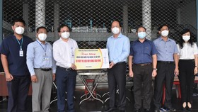 Đồng chí Nguyễn Hồ Hải tặng quà của Thường trực Thành ủy TPHCM cho Bệnh viện điều trị Covid-19 Gò Vấp