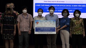 Tiếp nhận ủng hộ trang thiết bị y tế trị giá gần 9 tỷ đồng. Ảnh: ĐÌNH LÝ