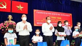 Trao tặng máy tính bảng cho học sinh dân tộc thiểu số