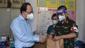 Phó Bí thư Thành ủy TPHCM Nguyễn Hồ Hải kiểm tra túi thuốc cho F0 tại Trạm y tế lưu động phường 6, quận Gò Vấp