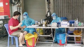 Tiêm vaccine cho người dân ở quận 1