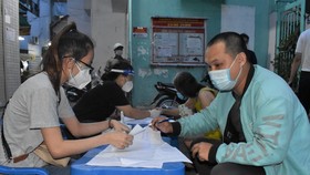 Chi tiền hỗ trợ đợt 3 cho người dân tại phường 12, quận 3