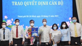 Phó Chủ tịch UBND TPHCM Võ Văn Hoan trao quyết định và tặng hoa chúc mừng ông Lê Văn Cửa