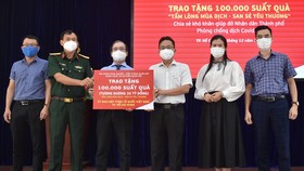 Phó Chủ tịch Ủy ban MTTQ Việt Nam TPHCM Phạm Minh Tuấn tiếp nhận 100.000 túi an sinh