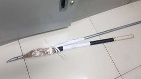 Hung khí bị công an thu giữ. Ảnh: CHÍ THẠCH