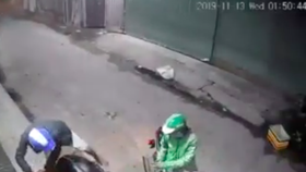 Một vụ dùng bình xịt hơi cay tấn công người dân, cướp tài sản được camera an ninh ghi lại