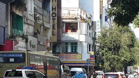 Lực lượng chức năng tiến hành khử khuẩn và đưa nhóm người Trung Quốc đi cách ly