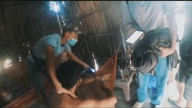 Tuấn bị lực lượng ập vào khống chế ở quán cà phê