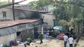 Lực lượng chức năng làm việc tại hiện trường. Ảnh: CHÍ THẠCH