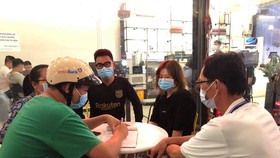 Lực lượng chức năng lập biên bản xử phạt nhiều người không đeo khẩu trang