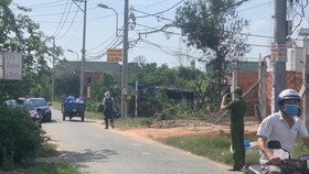 Công an khám nghiệm hiện trường. Ảnh: CHÍ THẠCH