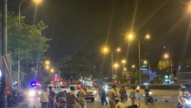 Công an khám nghiệm hiện trường. Ảnh: CHÍ THẠCH