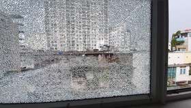 Tấm kính bị bắn vỡ