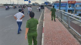 Công an khám nghiệm hiện trường. Ảnh: CHÍ THẠCH