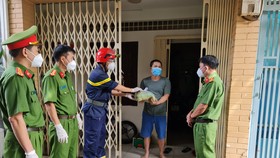 Cảnh sát PCCC trao quà cho người dân, trẻ em có hoàn cảnh khó khăn