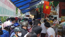 Người dân tập trung đông chờ mua bánh Trung thu ở cừa hàng Như Lan. Ảnh: C.T