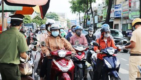 Giao thông tại chốt kiểm soát quận Gò Vấp. Ảnh: C.T