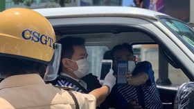 Công an quận 3 kiểm tra người và phương tiện lưu thông qua địa bàn. Ảnh: CHÍ THẠCH