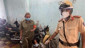 Đối tượng Tuấn bị khống chế bắt giữ đưa về trụ sở