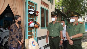 Thiếu tướng Cao Đăng Hưng đã tới tận người dân có hoàn cảnh khó khăn, lao động nghèo ở quận Phú Nhuận để trao tận tay người dân những phần quà nhu yếu phẩm. Ảnh: DŨNG PHƯƠNG