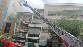 Lực lượng chức năng chữa cháy ở hiện trường
