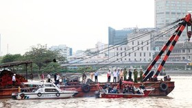 Lực lượng chức năng trục vớt sà lan chìm trước đó