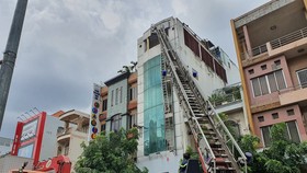 Lực lượng chức năng chữa cháy ở hiện trường. Ảnh: CHÍ THẠCH