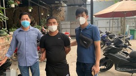Đối tượng Duy ở giữa lúc bị trinh sát công an bắt giữ. Ảnh: T.C