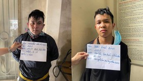 Hai đối tượng cướp giật tại cơ quan công an. Ảnh: CHÍ THẠCH