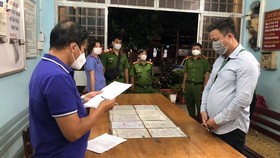 Công an đọc lệnh bắt giữ Tâm Ken