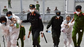 Các bị cáo được đưa tới toà sáng ngày 1-12. Ảnh: T.C.