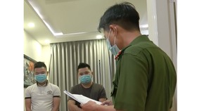 Công an đọc quyết định bắt giữ Bạch cùng đồng bọn