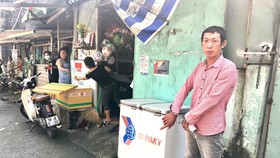 Đối tượng Tuấn được đưa ra hiện trường để thực nghiệm. Ảnh: CHÍ THẠCH