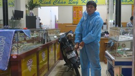 Đối tượng Sang được đưa ra hiện trường thực nghiệm vụ cướp. Ảnh: C.T