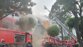 Lực lượng chức năng chữa cháy trên đường Hai Bà Trưng, quận 3, TPHCM vào chiều 26-11. Ảnh: CHÍ THẠCH