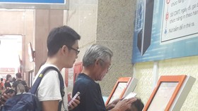 Hành khách mua vé tàu tại ga Hà Nội