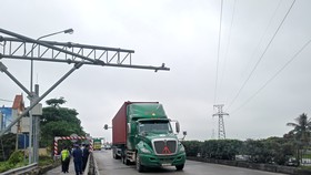 Cân tải trọng ngăn xe quá tải phá nát Quốc lộ 5