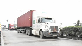 Xe quá tải hoạt động mạnh trên QL5 trước khi lắp hệ thống cân xe tự động