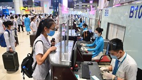 Làm thủ tục chuyến bay tại sân bay Nội Bài thời gian trước khi thực hiện giãn cách xã hội theo Chỉ thị 16