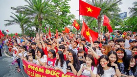 Hàng ngàn người hâm mộ đổ ra đường đón Đoàn thể thao Việt Nam