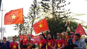 Người hâm mộ có mặt rất sớm đón các cầu thủ U22 và đội tuyển nữ Việt Nam