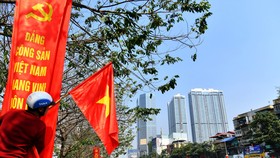 Đường phố Hà Nội “thay áo mới” chào mừng Đại hội Đảng lần thứ XIII