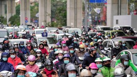 Học sinh Hà Nội đi học trở lại, giao thông ùn ứ cục bộ