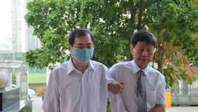 Khoảng 7 giờ, ông Vũ Huy Hoàng được luật sư đưa tới tòa. Ảnh: ĐỖ TRUNG